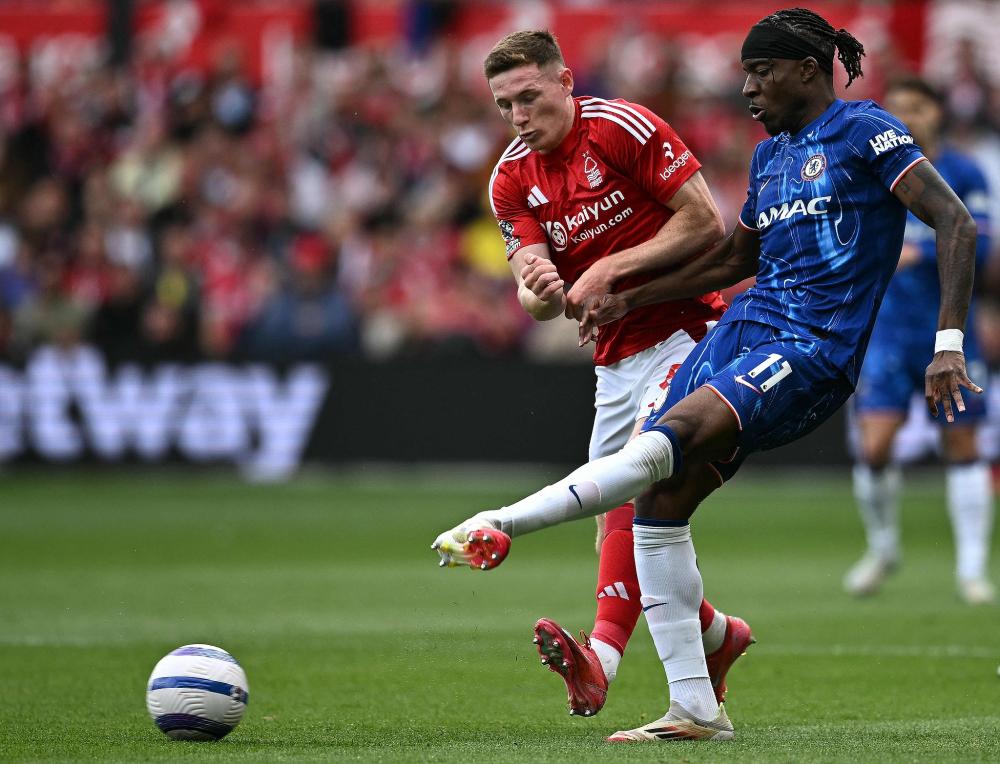 阿利亚迭雷父子分别身穿皇马与阿森纳球衣，晒出对弈图片